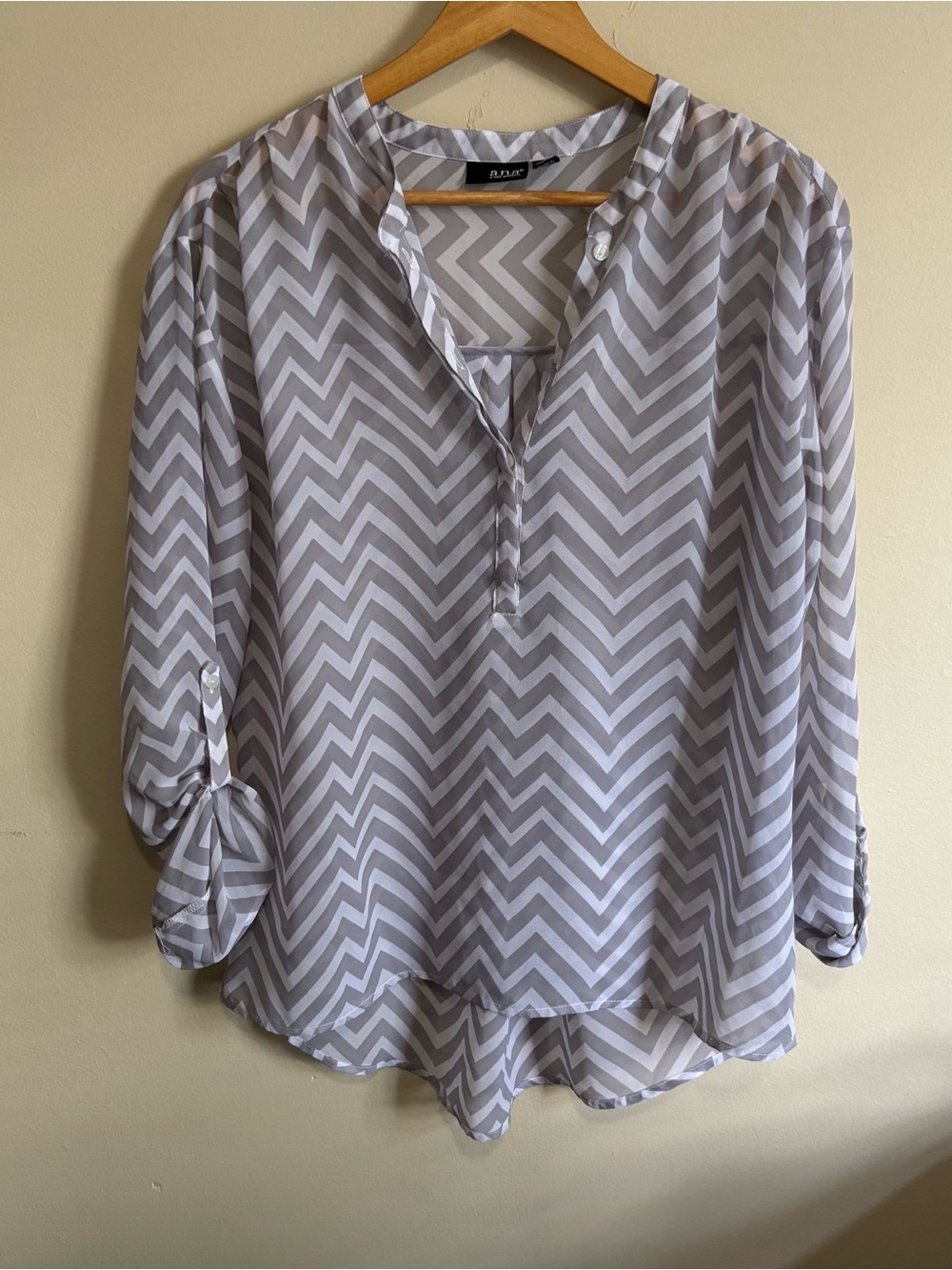 a.n.a Gray White Chevron Sheer Henley Blouse Lightweight Size L